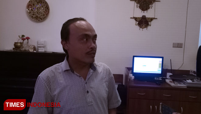 Ketua Lembaga Survei Proximity Indonesia Whima Edy Nugroho merilis hasil survei mereka untuk Pemilu 2019. (FOTO:Nasrullah/TIMESIndonesia)