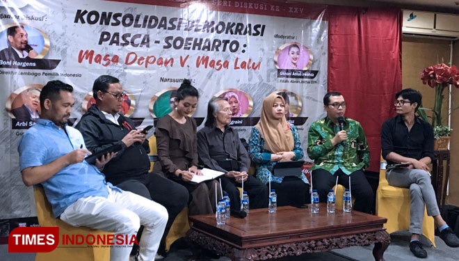 Direktur Lembaga Pemilih Indonesia (LPI), Boni Hargens (kiri) (Foto: Edi Junaidi ds/TIMES Indonesia)