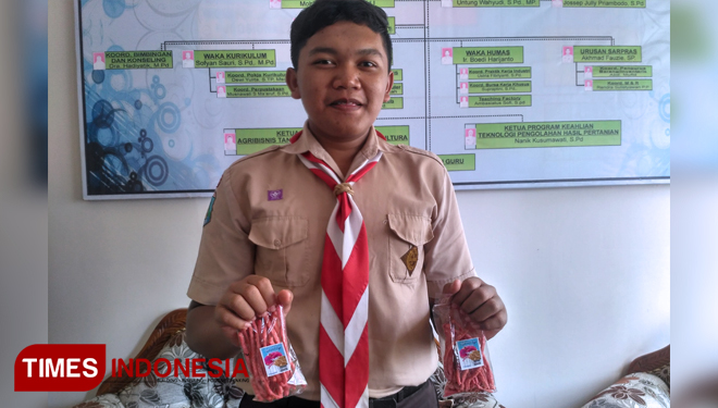 Dwi Akbar Kusuma, salah seorang siswa SMK yang membuat snack enak, yakni stick buah naga. (FOTO: Moh Bahri/TIMES Indonesia)