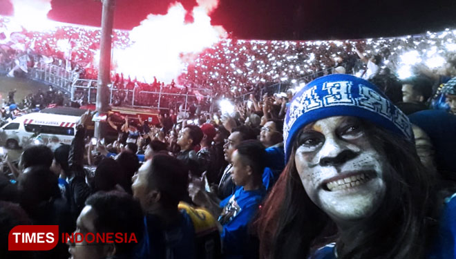 Peltu Supriyanto memakai make up singa saat mendukung tim kesayangannya Arema FC. (Foto: Supriyanto for TIMES Indonesia)