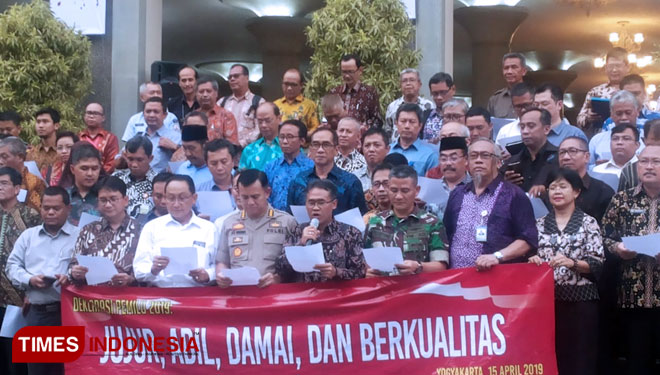 Para Rektor se-DIY dan civitas akademika perguruan tinggi se-DIY menggelar deklarasi Pemilu 2019. (FOTO: Ahmad Tulung/TIMES Indonesia)