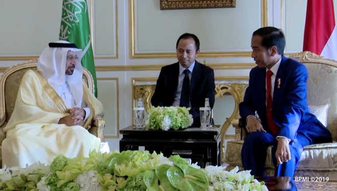 Jokowi bertemu Menteri Energi, Industri, dan Sumber Daya Mineral Arab Saudi Khalid Al Falih, di Royal Guest House, Riyadh, Minggu (14/4) (FOTO: Biro Pers Kepresidenan)
