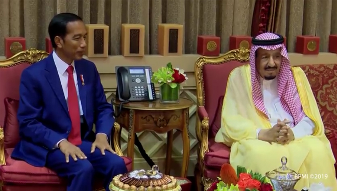 Presiden RI Joko Widodo melakukan pertemuan bilateral dengan Raja Salman, di Istana Pribadi Kerajaan, Riyadh, Minggu (14/4). (FOTO: Biro Pers Kepresidenan)