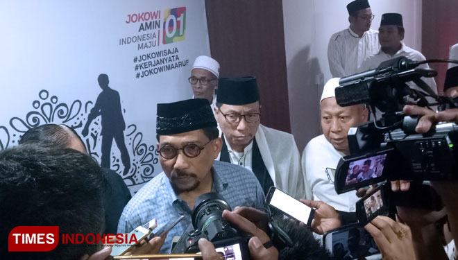 Ketua TKD Jokowi-Kiai Ma'ruf Amin, Mahfud Arifin sesatlat setelah menggelar doa bersama di kantor TKD Jatim. Senin 15/4/2019(FOTO:Nasrullah/TIMESIndonesia)
