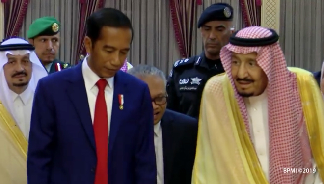 Pertemuan Presiden RI Joko Widodo dengan Raja Salman, di Istana Pribadi Raja, Riyadh, Arab Saudi, Minggu (14/4). (FOTO: Biro Pers Kepresidenan)