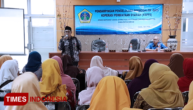 GM Koperasi Syariah BMT Mandiri Sejahtera Jawa Timur saat memberikan pemahaman soal parktik ekonomi syariah di lingkup koperasi (FOTO: Akmal/TIMES Indonesia)