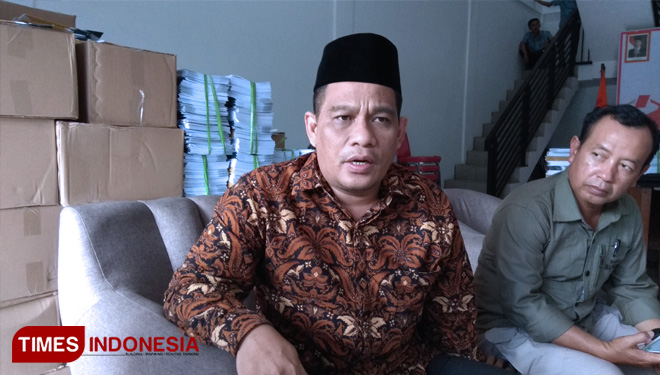 Sekretaris DPC Partai Gerindra Lamongan, R. Imam Muchlisin, saat berada di Kantor Bawaslu Lamongan, jalan Raya Tambakboyo Kecamatan Tikung, Lamongan, Selasa (16/04/2019). (FOTO: MFA Rohmatillah/TIMES Indonesia)