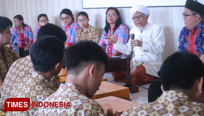 Dialog interaktif lintas iman antara siswa SMA Katolik St Hendrikus Surabaya dengan pengasuh Ponpes Darus Sa’adah Nginden, KH Abdul Tawwab, Selasa (16/4/2019). (FOTO: Lely Yuana/TIMES Indonesia)