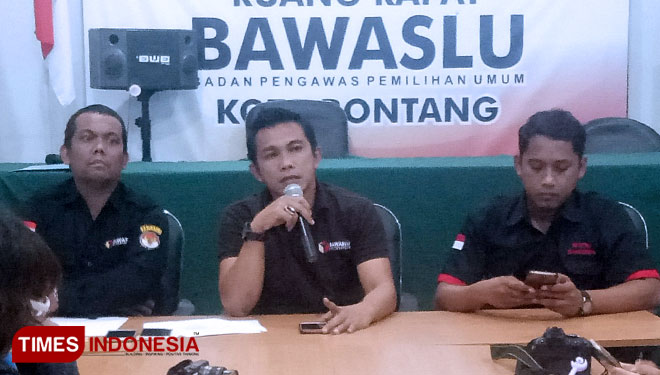 Komisioner Bawaslu Bontang saat Konfrensi Pers, Selasa 16/4/2019 (Foto: Kusnadi/TIMES Indonesia)