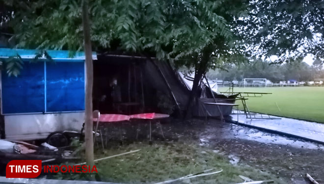 Kondisi TPS 28 Kelurahan Kejuron, Taman, Kota Madiun yang ambruk karena hujan angin. (Foto: Goris Lako/TIMES Indonesia)