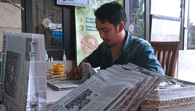 Warga Jembrana Manfaatkan Koran Bekas Menjadi Kerajinan Warga Jembrana Manfaatkan Koran Bekas Menjadi Kerajinan