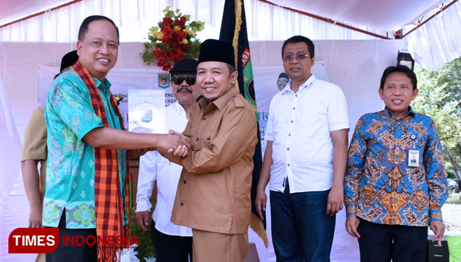 Menristek Dikti RI Prof. H. Mohamad Nasir disambut oleh Bupati Lombok Utara Najmul Akhyar saat meninjau lokasi vokasi Unram.(FOTO: HumasPro KLU for TIMES Indonesia) 