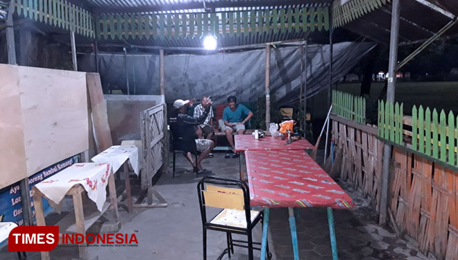 Petugas KPPS sedang memperbaiki tenda TPS 28 Kelurahan Kejuron, Kota Madiun yang ambruk kena hujan angin. (Foto: Goris Lako/TIMES Indonesia)