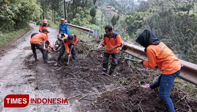 Evakuasi material longsor di jalur menuju Bromo, pertigaan Wonokerto - Ngadirejo. (FOTO: Anggit Hermanuadi for TIMES Indonesia)