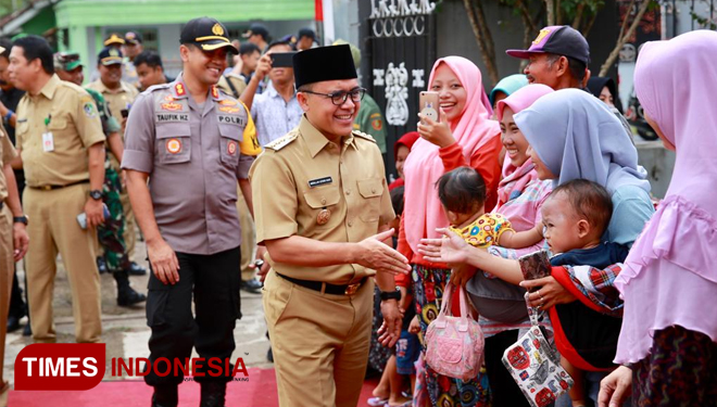 Bupati Abdullah Azwar Anas Blusukan ke Berbagai TPS yang ada di Banyuwangi. (FOTO: Roghib Mabrur/TIMES Indonesia)
