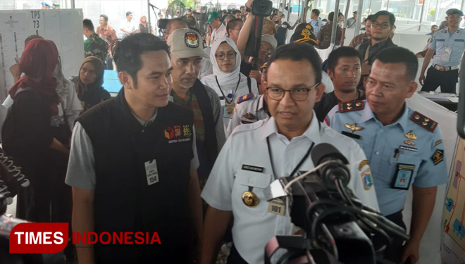 Gubernur DKI Jakarta Anies Baswedan saat kunjungan ke TPS Rutan Salemba, Jakarta Pusat. (FOTO: Rizki Amana/TIMES Indonesia)