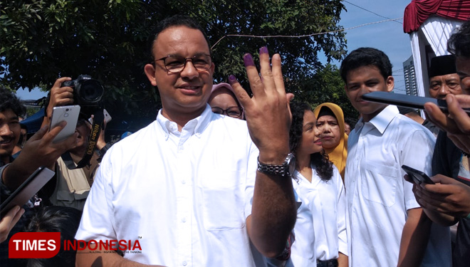 Gubernur DKI Jakarta Anies Rasyid Baswedan Usai Menggunakan Hak Pilihnya Pada Pwmilu 2019. (FOTO: Rizki Amana/TIMES Indonesia)
