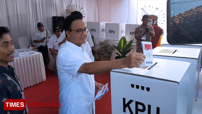 Gubernur DKI Jakarta Anies Rasyid Baswedan Saat Menggunakan Hak Pilihnya Pada Pemilu 2019. (FOTO: Rizki Amana/TIMES Indonesia)