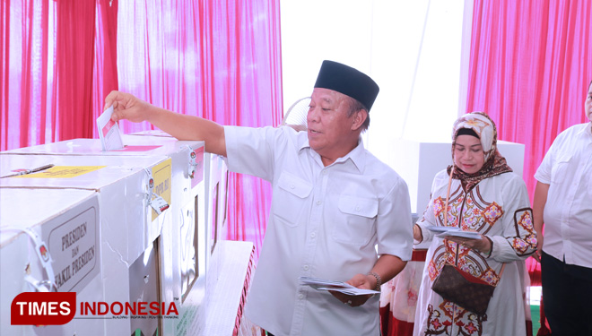 Bupati Lamongan, Fadeli, memasukkan surat suara yang telah dicoblos ke dalam kotak suara, di TPS 01 Kelurahan Tlogoanyar, Kecamatan Lamongan, Rabu (17/4/2019). (FOTO: MFA Rohmatillah/TIMES Indonesia)