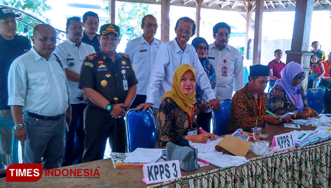 Bupati Magetan, Suprawoto, bersama OPD dan unsur terkait saat meninjau sejumlah TPS di Magetan. (Foto: M Kilat Adinugroho/TIMES Indonesia)