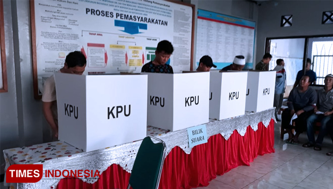 Warga binaan Lapas IIB Ngawi tengah menggunakan hak pilihnya di TPS 21. (FOTO: Ardian Febri TH/TIMES Indonesia)