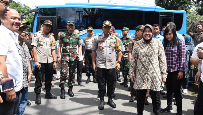 Danrem 084/Bhaskara Jaya, Kolonel Inf Sudaryanto, bersama Walikota Surabaya Tri Rismaharini dan Kapolrestabes Kombes Pol Rudi Setiawan, mengunjungi TPS di Surabaya Selatan, Rabu (17/4/2019).(Foto : Istimewa)