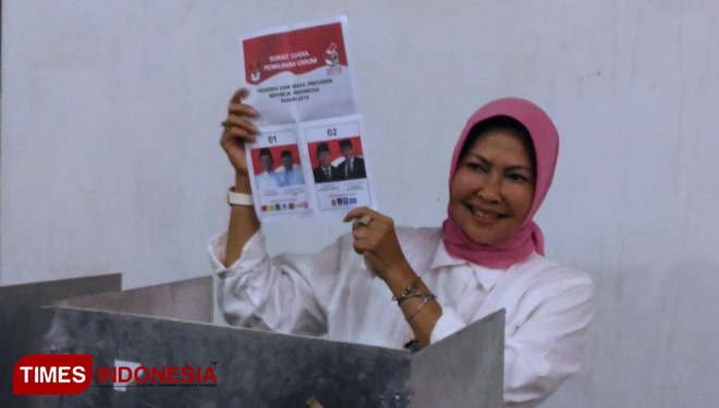 Wali Kota Batu, Dra Hj Dewanti Rumpoko M.Si mencoblos bersama anaknya Ganis Rumpoko. (FOTO: Muhammad Dhani Rahman/TIMES Indonesia) 