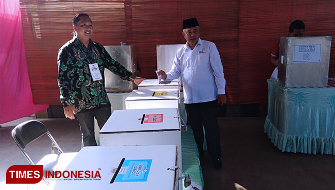 Plt Bupati Malang HM Sanusi MM saat memasukkan surat suara Pemilu 2019. (FOTO: Binar Gumilang/TIMES Indonesia)