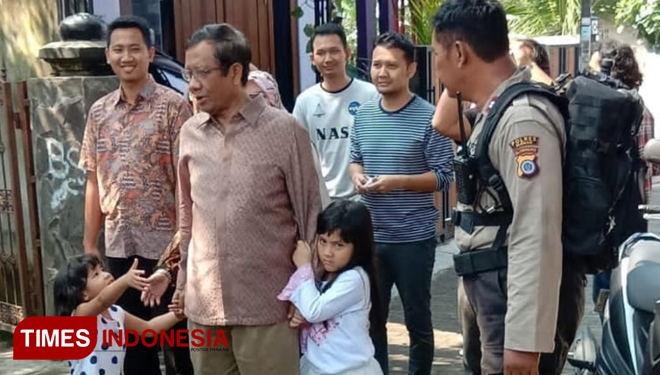 Mantan Ketua MK Prof Dr Mahfud MD bersama keluarganya ketika akan mencoblos. (FOTO: Istimewa/TIMES Indonesia)