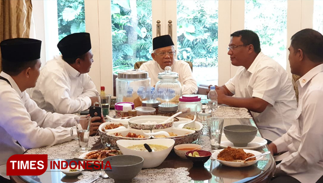 Cawapres KH Ma'ruf Amin berbincang santai di meja makan sebelum sebelum nyoblos di TPS. (Hasbullah/TIMES Indonesia).