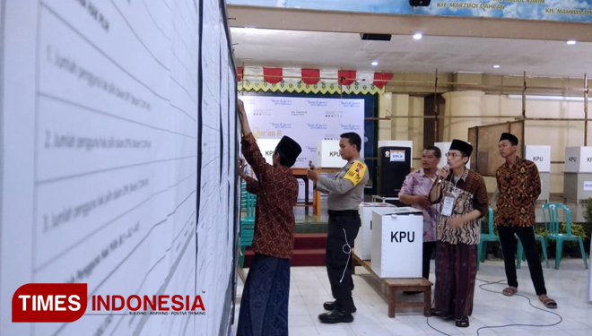 Petugas kpps melakukan penghitungan suara. (FOTO: Canda/TIMES Indonesia)