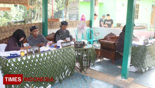 Sebuah meja petugas di TPS 16 di Desa Selakambang, Kecamatan Kaligondang, Kabupaten Purbalingga, yang berbalut anyaman daun kelapa (FOTO: Sinnanga Angga/TIMES Indonesia)