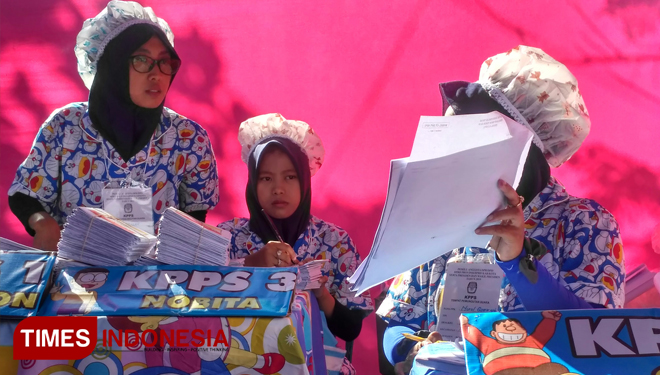 Ketua KPPS bersama anggota, di TPS 10 Desa Pakuniran, Kecamatan Maesan, Bondowoso, saat memberikan pelayanan kepada pemilih, di TPS yang didesain dengan tema Doraemon. (FOTO: Moh Bahri/TIMES Indonesia) 