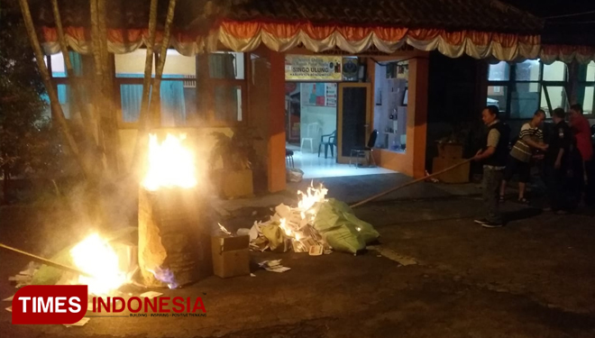 Pemusnahan Surat Suara Pemilu 2019, baik yang rusak atau berlebih di halaman Kantor KPU Bondowoso (FOTO: Moh Bahri/TIMES Indonesia) 