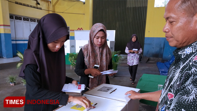 Sejumlah pemilih pemula mengikuti pemungutan suara di TPS 09 untuk kali pertama. (FOTO: Yupi Apridayani/TIMES Indonesia)