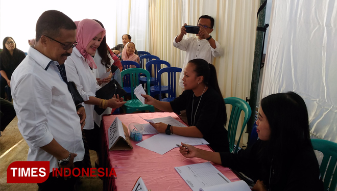 Wakil Wali Kota Batu, Ir Punjul Santoso SH MM bersama Ny Wibi Asri Fianti saat mencoblos di TPS 20., (Muhammad Dhani Rahman/TIMES Indonesia) 