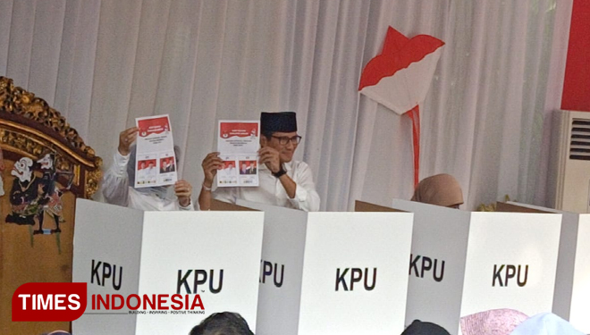 Sandiaga Uno menyalurkan hak pilihnya bersama sang Istri, Nur Asia, Rabu (17/4/2019). (Foto: Ibnu for TIMES Indonesia)