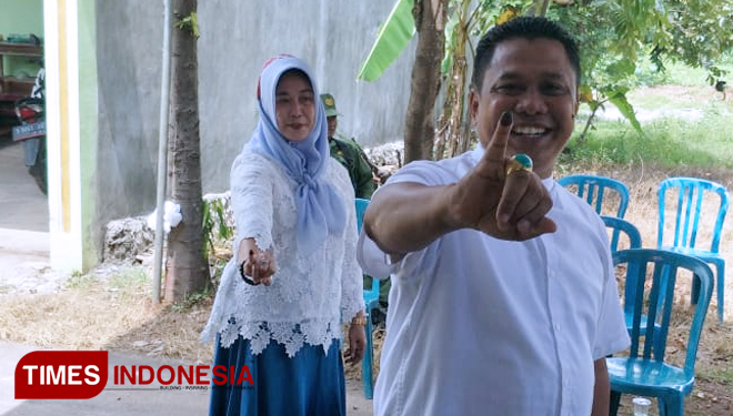 Kepala Divisi Administrasi Kantor Wilayah Kementerian Hukum dan HAM RI Kalimantan Tengah, Soetjipto, SH, MH, MKN bersama Istrinya menunjukkan jarinya telah menggunakan hak pilihnya, Rabu (17/04/2019) (FOTO: Safuwan TIMESIndonesia)