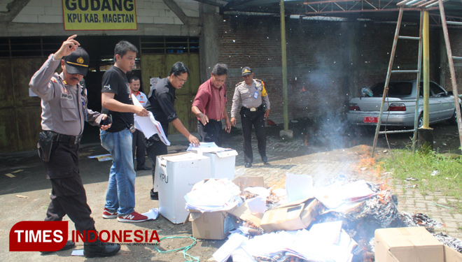 Proses pemusnahan surat suara rusak di halaman gudang KPU Magetan. (FOTO: M Kilat Adinugroho/TIMES Indonesia)