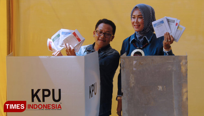 Wakil Walikota Malang Sofyan Edi Jarwoko beserta keluarga memasukkan surat suara usai melakukan pencoblosan di TPS 70 Bandung Rejosari, Kota Malang. (FOTO: Adhitya Hendra/TIMES Indonesia)