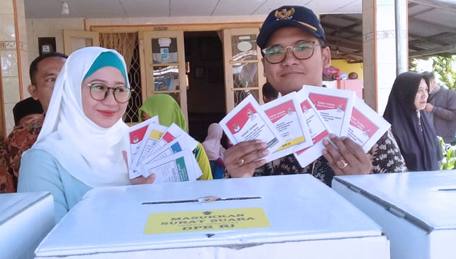 Bupati Bangkalan, R Abdul Latif Amin Imron bersama Ny Zainab Zuraidah Abdul Latif saat menyalurkan hak pilihnya di TPS 20 Kelurahan Demangan Bangkalan. (FOTO: Istimewa)