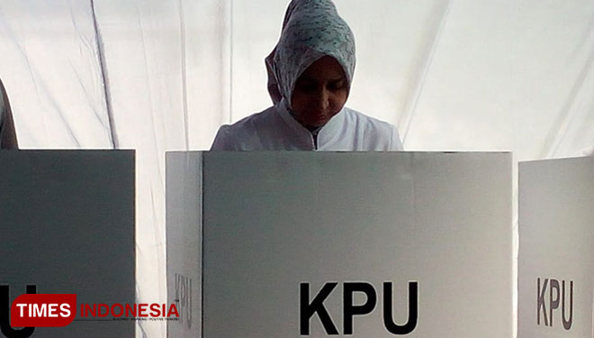 Bupati Jember dr Faida saat menggunakan hak pilihnya di bilik suara di TPS 004 Kelurahan Sumbersari, Rabu (17/4/2019). (Dody Bayu Prasetyo/TIMES Indonesia)