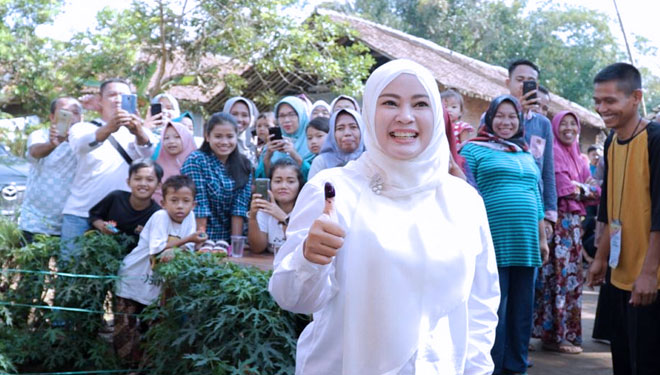 Bupati Pandeglang, Irna Narulita, menunjukan jarinya sebagai bukti ia sudah menggunakan hak pilihnya. (FOTO: Istimewa)
