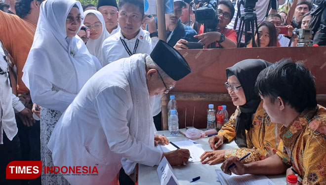 Cawapres nomor urut 01, KH Ma'ruf Amin saat mrnggunakan hak suara di TPS 051, Koja, Tanjung Priok, Jakarta Utara. (FOTO: Hasbullah/TIMES Indonesia).