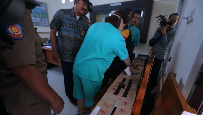 Foto : Pasien RSJ Menur menggunakan hak pilih dalam Pemilu 2019 melalui TPS keliling KPU Kecamatan Gubeng, Rabu (17/4/2019).(Foto : Lely Yuana)