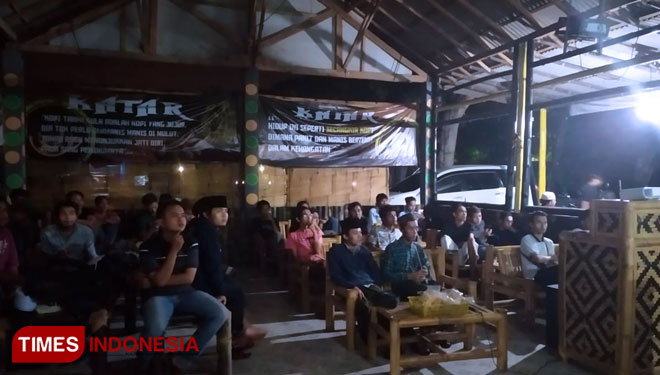 Pemuda dan masyarakat Paiton, Probolinggo nobar dan mendiskusikan film Sexy Killers (foto: Istimewa) 