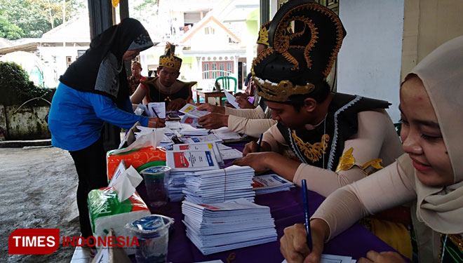 Suasana pemilihan di TPS Karangduren Pakisaji yang petugas KPPSnya mengenakan pakaian Gatot Kaca (Foto : Binar Gumilang / TIMES Indonesia)