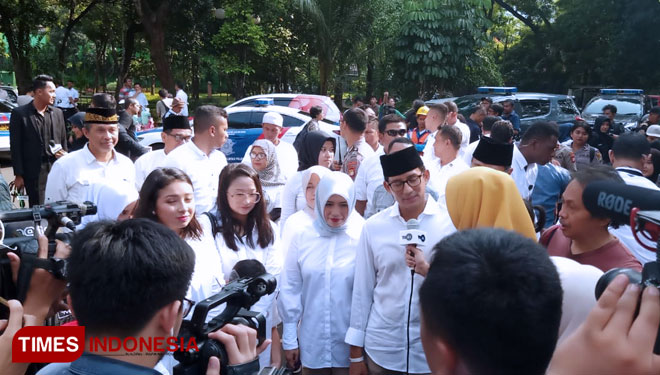 Sandiaga Uno usai menyalurkan hak pilihnya bersama sang Istri, Nur Asia, Rabu (17/4/2019). (FOTO: Ibnu for TIMES Indonesia)