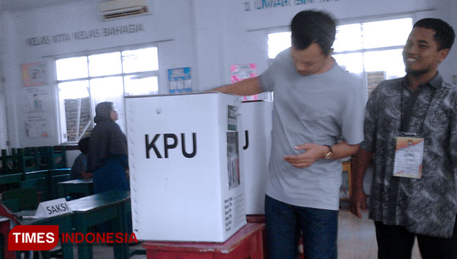 Seorang warga sedang memasukan surat suara yang sudah di coblosnya, sesuai kotak suara yang disiapkan panitia. (Irfan Sajid)