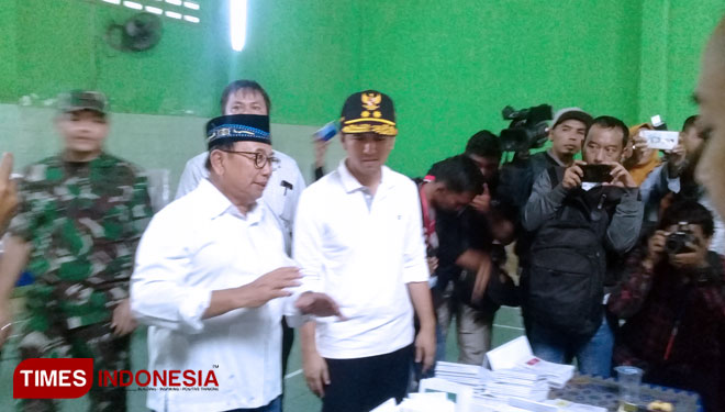 Wagub emil bersama Bupati dan Plt Walikota memantau pemungutan suara di TPS 07 desa Kuningan Kecamatan Kanigoro kabupaten Blitar, Rabu (17/4/2019)( FOTO: Sholeh/TIMES Indonesia)